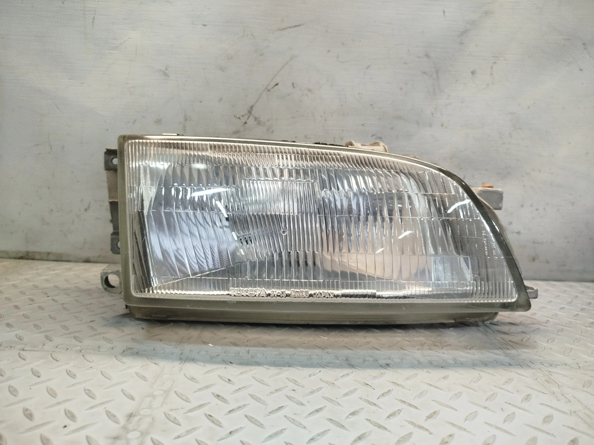 ФАРА TOYOTA ПРАВО 8111021030 DY536Z