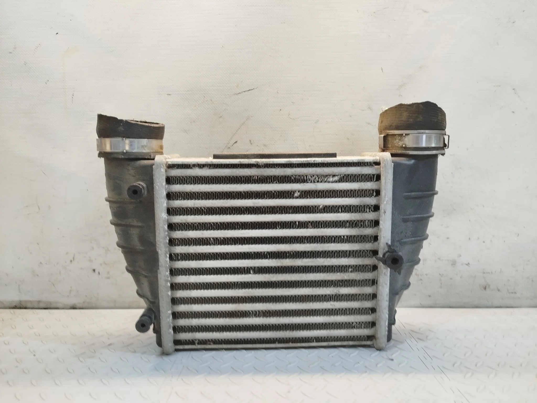 РАДИАТОР ИНТЕРКУЛЕРА AUDI ПРАВЫЙ 8E0145806M KB1366Z