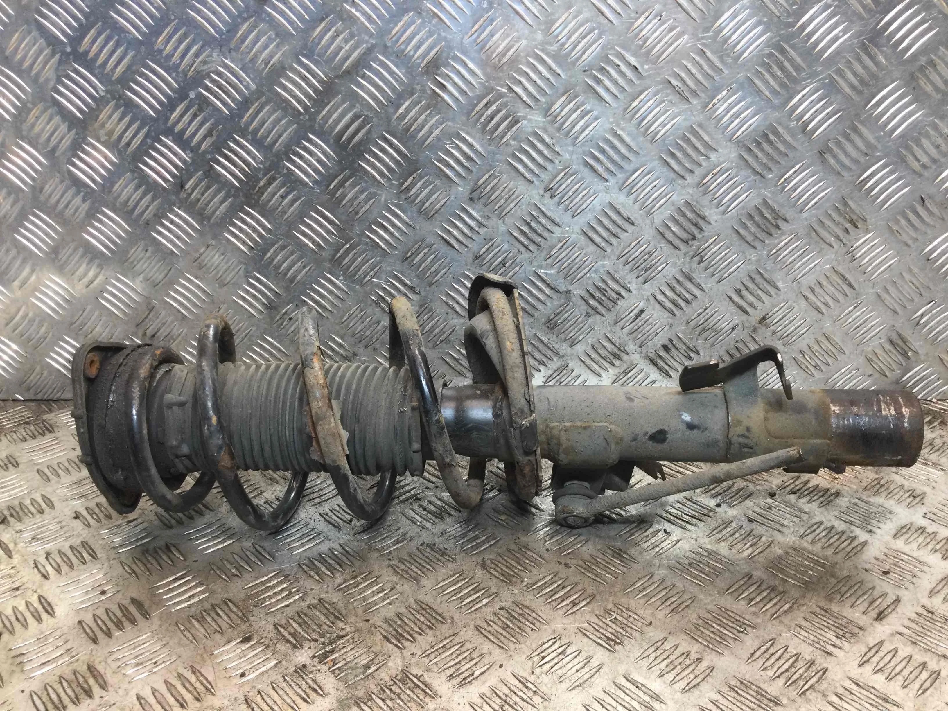 Стойка передняя левая Ford Focus 2 поколение [рестайлинг] (2008-2011) бензин 1.6 i Механика 5-дв, х/б