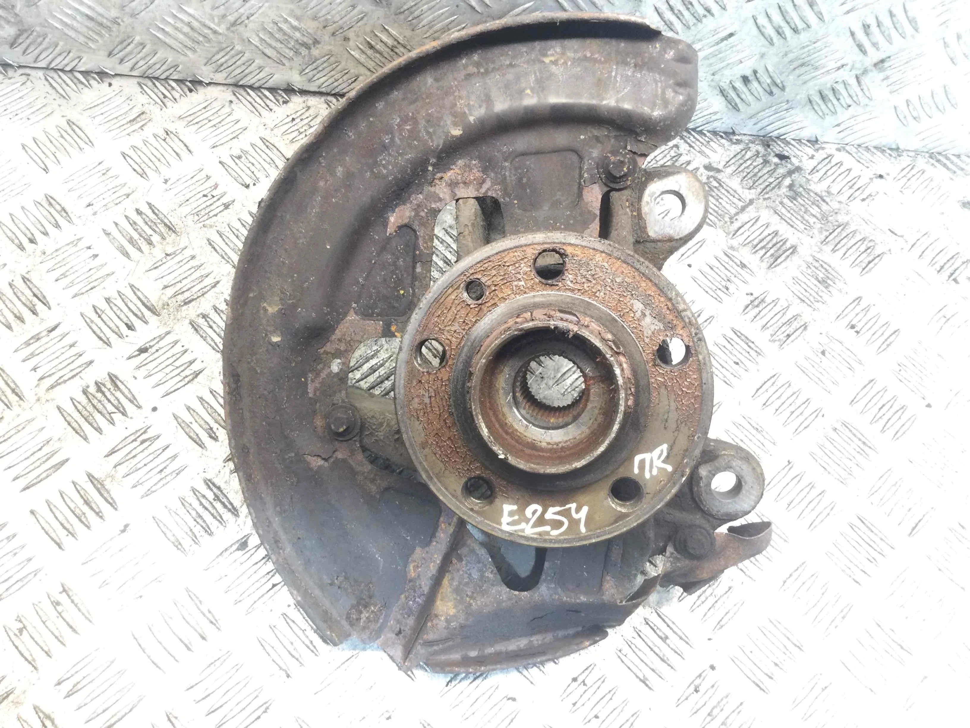 Ступица передняя правая Volvo V70 3 поколение (рестайлинг) (2013-2026) дизель 2.0 TD Автомат Универсал