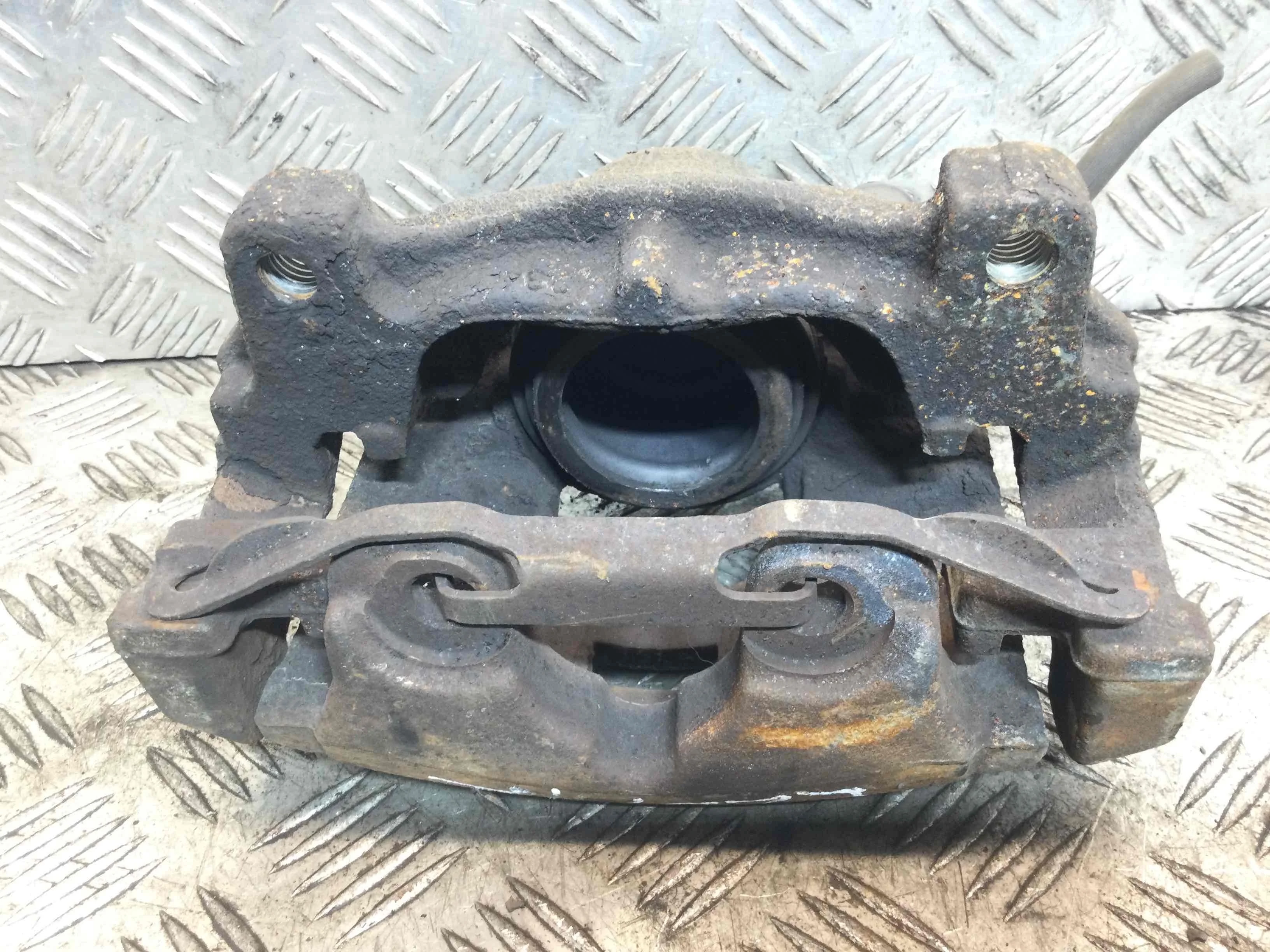 Суппорт передний правый Volvo V70 3 поколение (рестайлинг) (2013-2026) дизель 2.0 TD Автомат