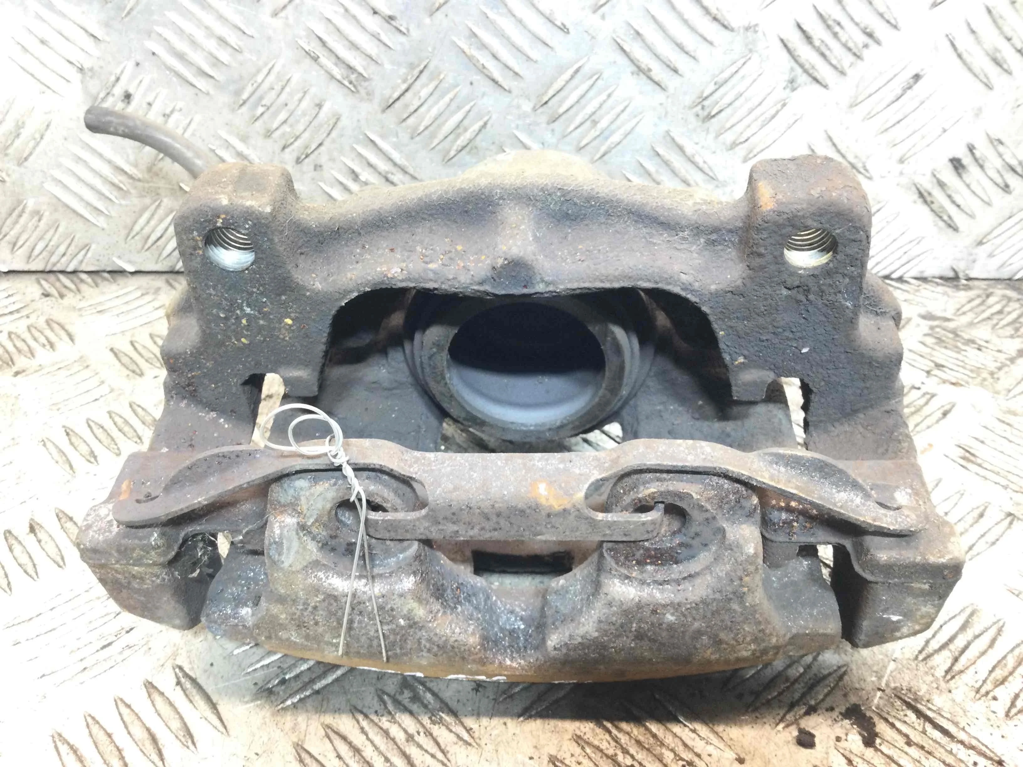 Суппорт передний левый Volvo V70 3 поколение (рестайлинг) (2013-2026) дизель 2.0 TD Автомат Универсал