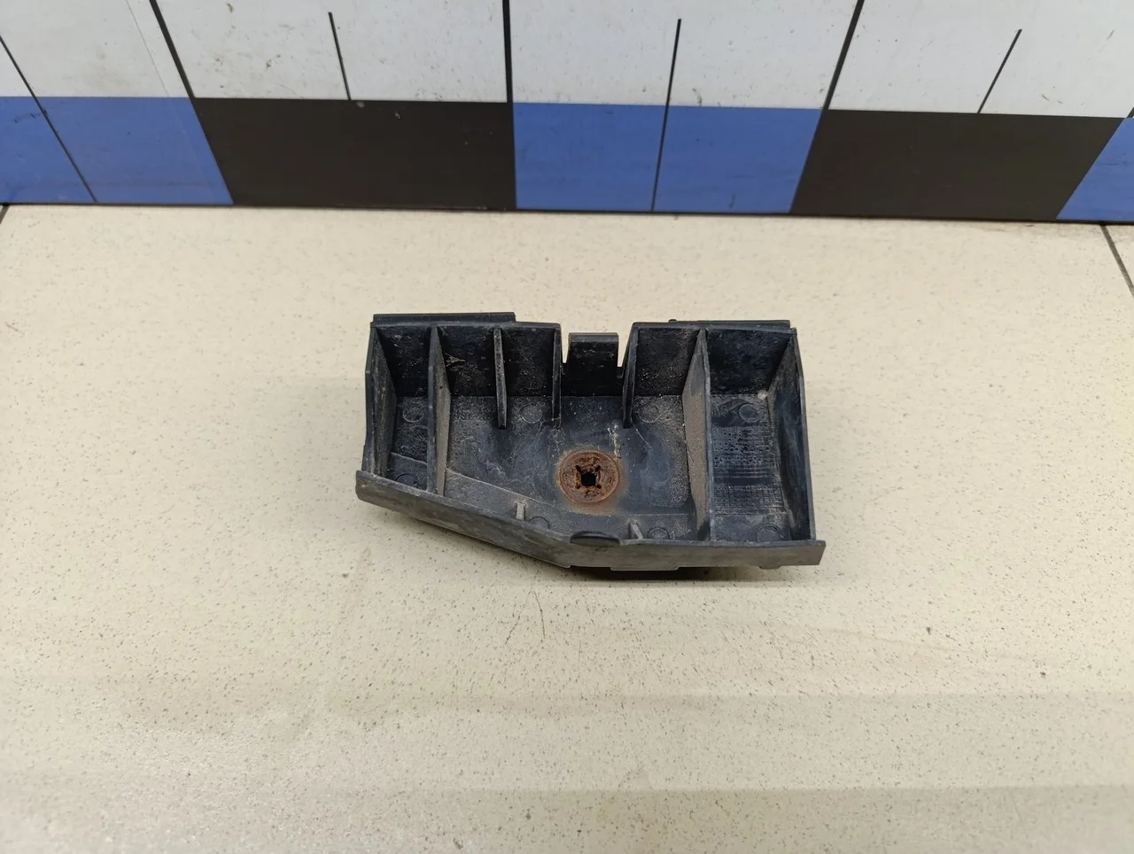 Направляющая заднего бампера правая Corolla E12 2001-2006