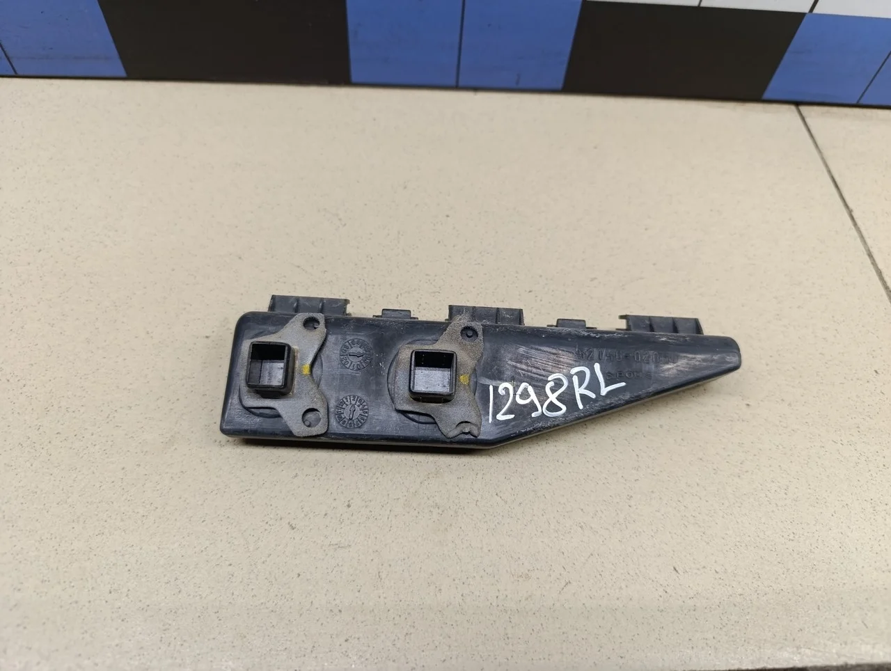 Кронштейн заднего бампера левый Corolla E12 2001-2006