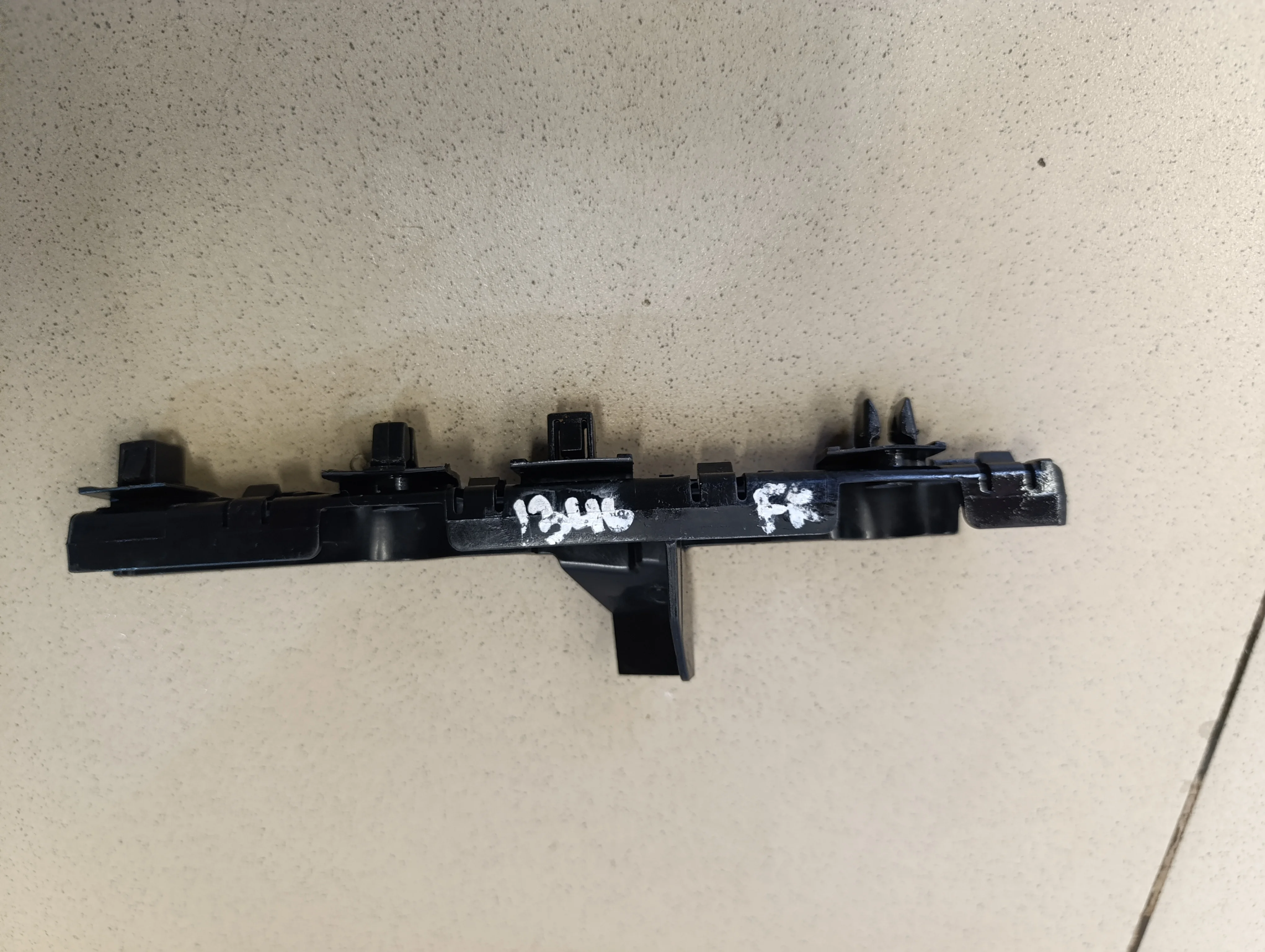 Кронштейн переднего бампера правый Qashqai (J11) 2014>