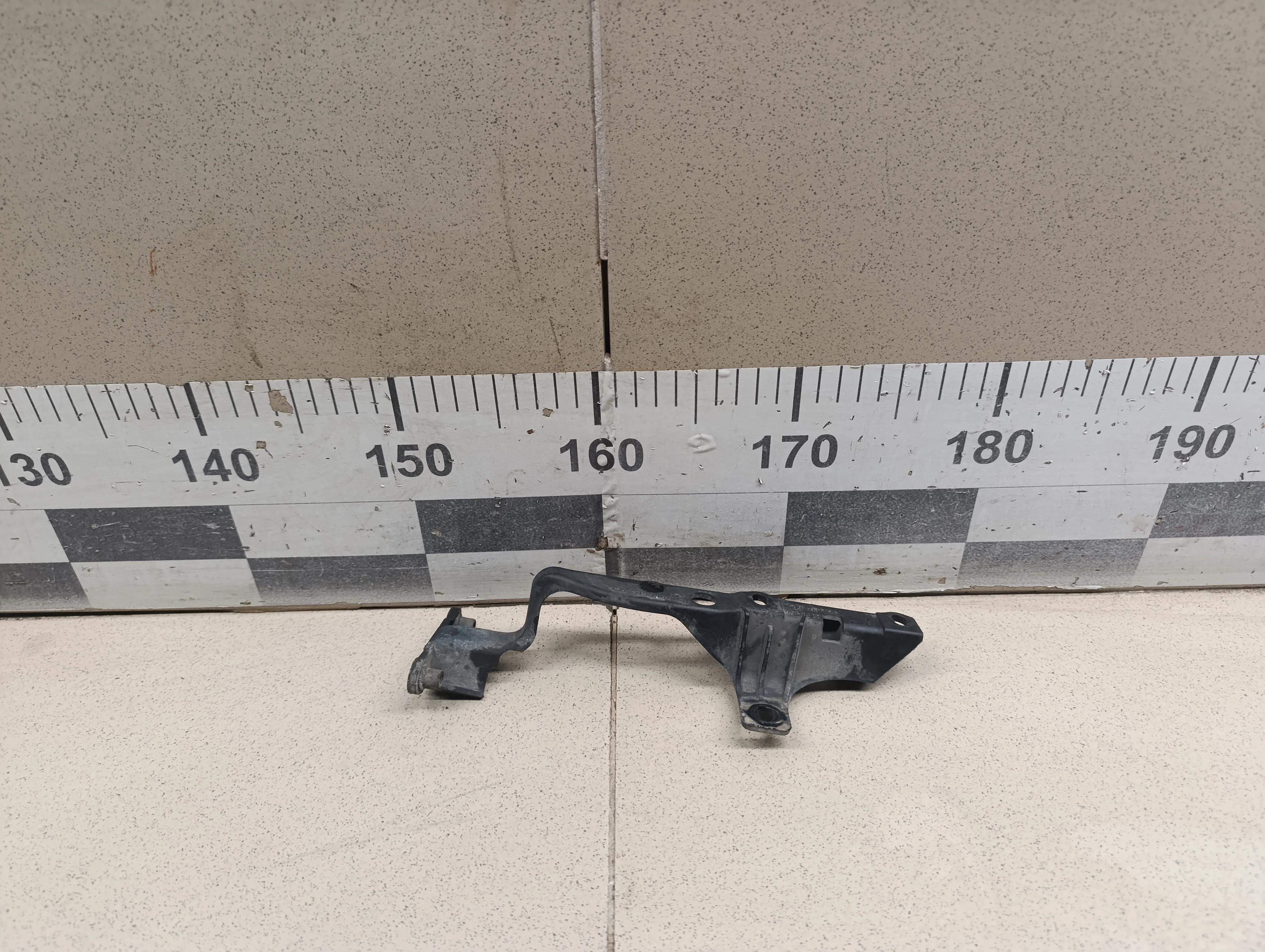 Кронштейн фар правый Cayenne 2003-2010