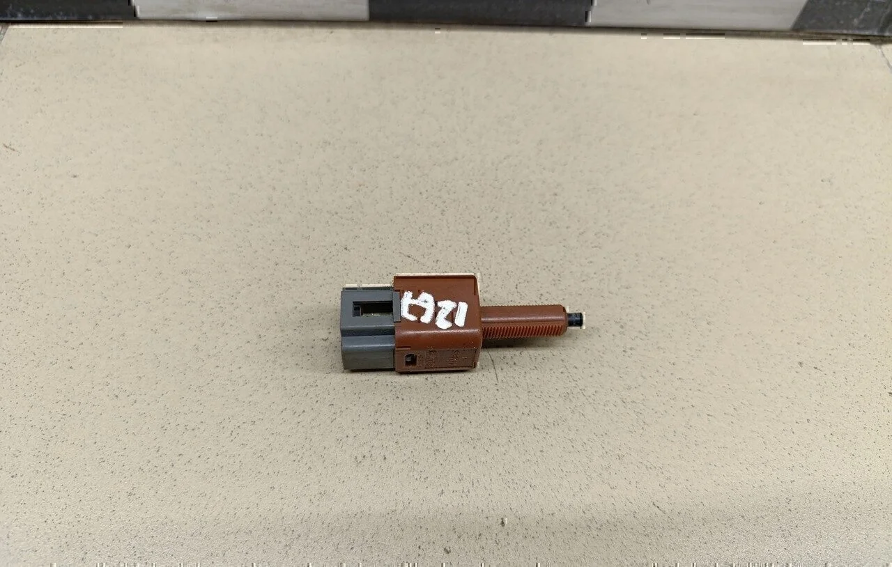 Датчик включения стопсигнала Qashqai (J10) 2006-2014