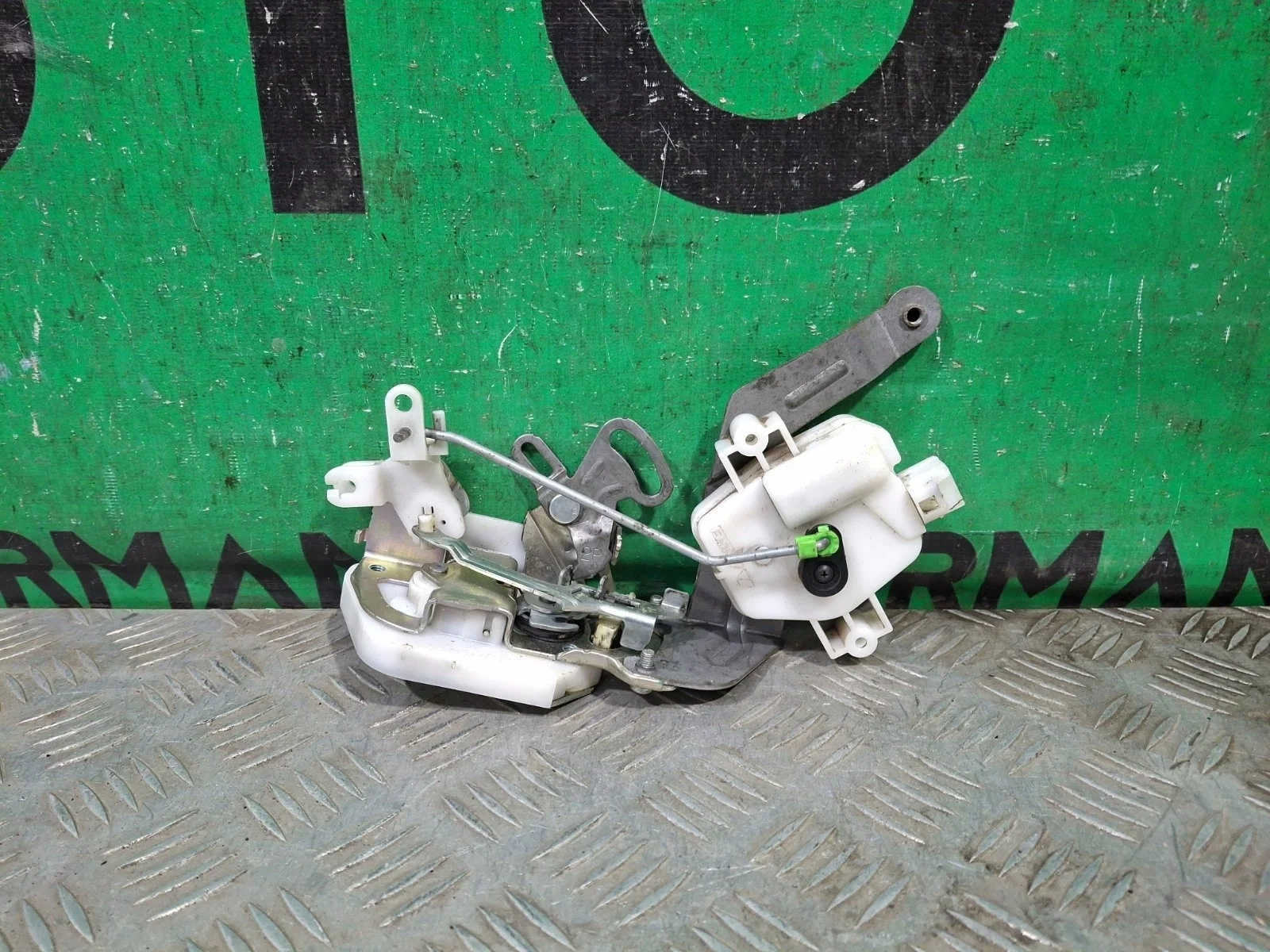 Замок двери багажника Mitsubishi Pajero 1999-2006 3