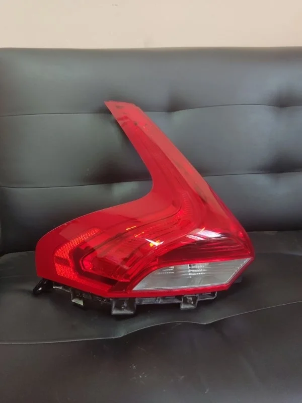 Фонарь Volvo v40 2013-2017 31395844, левый