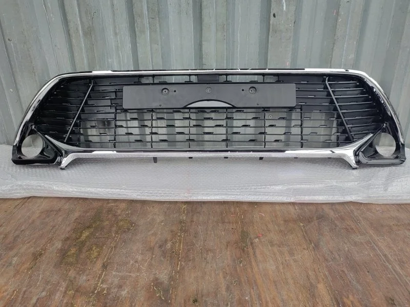Решетка бампера Toyota Camry 2014-2017 5311206820 55, передняя