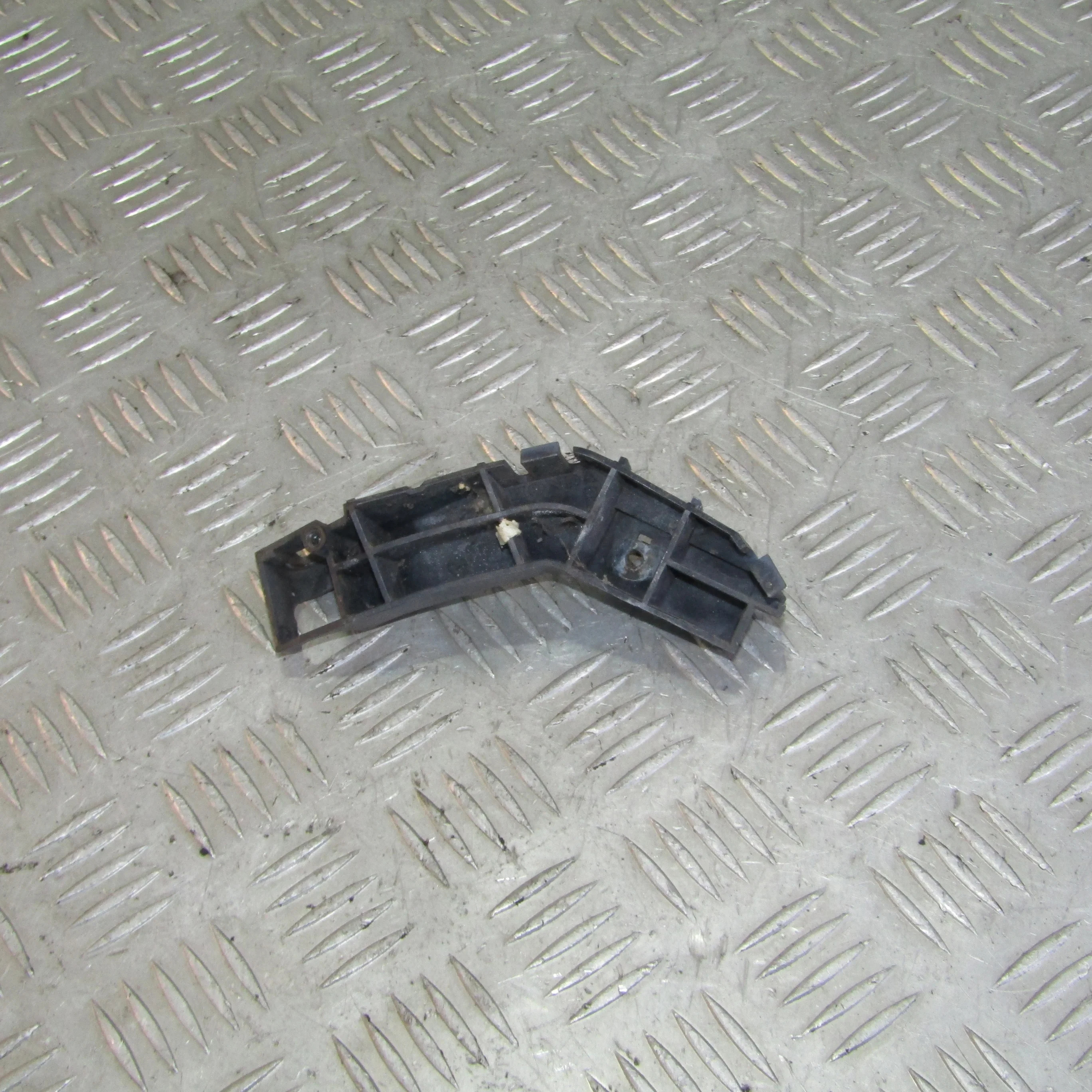 Кронштейн бампера передний правый HONDA Civic VII