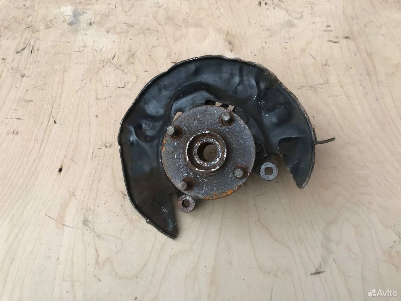 Кулак передний правый toyota corolla nze120 4wd