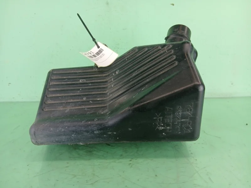 Резонатор воздушного фильтра Suzuki Grand Vitara 2 2005-2015