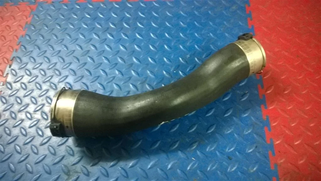 патрубок охлаждения интеркулера BMW X3 F25 11617810616  N47D20C 184 лс 2.0D 2011 BLACK SAPPHIRE METALLIC (475)