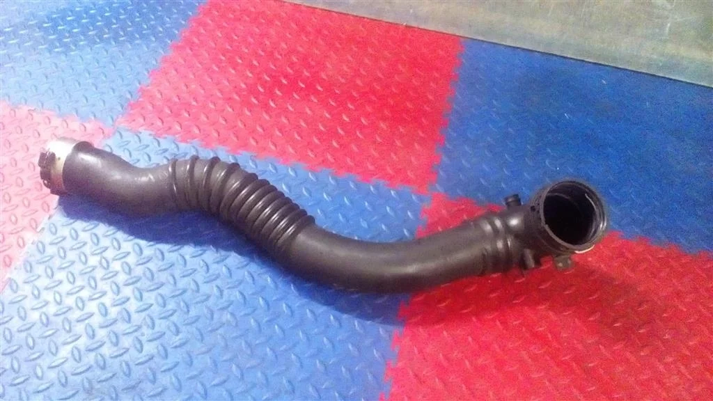 патрубок охлаждения интеркулера BMW X3 F25 13717605044  N20B20A 245 лс 2.0i 2012 TIEFSEEBLAU METALLIC (A76)