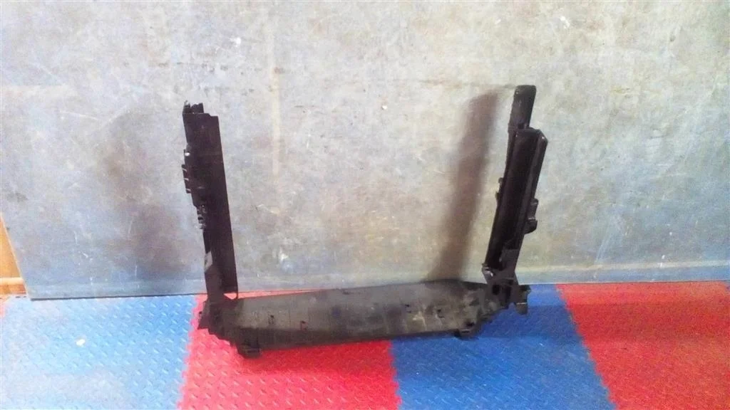 рамка радиатора часть BMW X5 E70 17117795909  M57N2 306d3 235 лс 2007 TITANSILBER METALLIC (354)