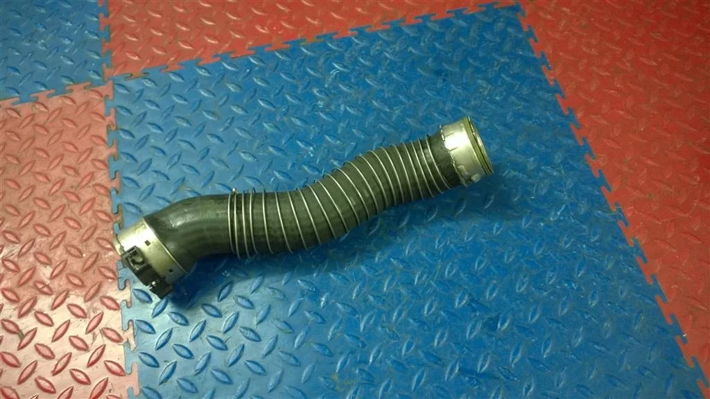 патрубок охлаждения интеркулера BMW X1 E84 11617823887  N47D20C 2012 SPACEGRAU METALLIC ( A52 )