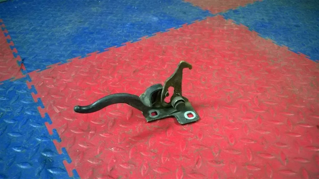 крюк капота BMW X5 E53 51237122916  M54B30 231 лс 3.0i 2004 М482 toledo-blau металлик