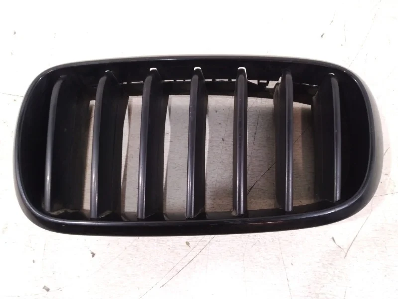 Решетка радиатора BMW X5 2013-2018 51117303107 F15, левая