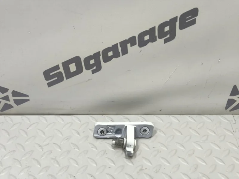 Петля двери верхняя Mercedes-Benz E-CLASS 2018 A2057207711 W213 E 220 D (D08) OM654, передняя левая