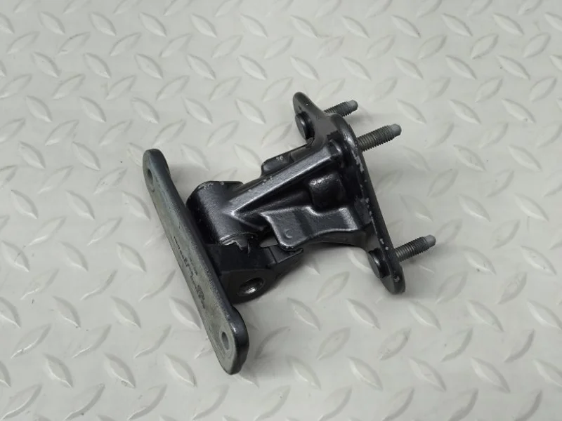 Петля двери нижняя Mercedes-Benz GLS 6.3 S AMG 2018 A1667200437 X166 157982, передняя правая