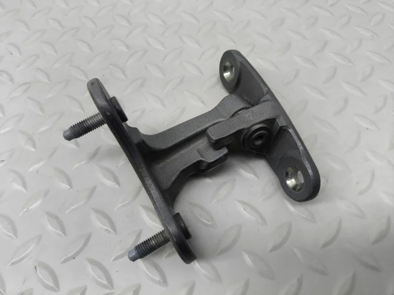 Петля двери верхняя Mercedes-Benz GLS 6.3 S AMG 2018 A1667200237 X166 157982, передняя правая