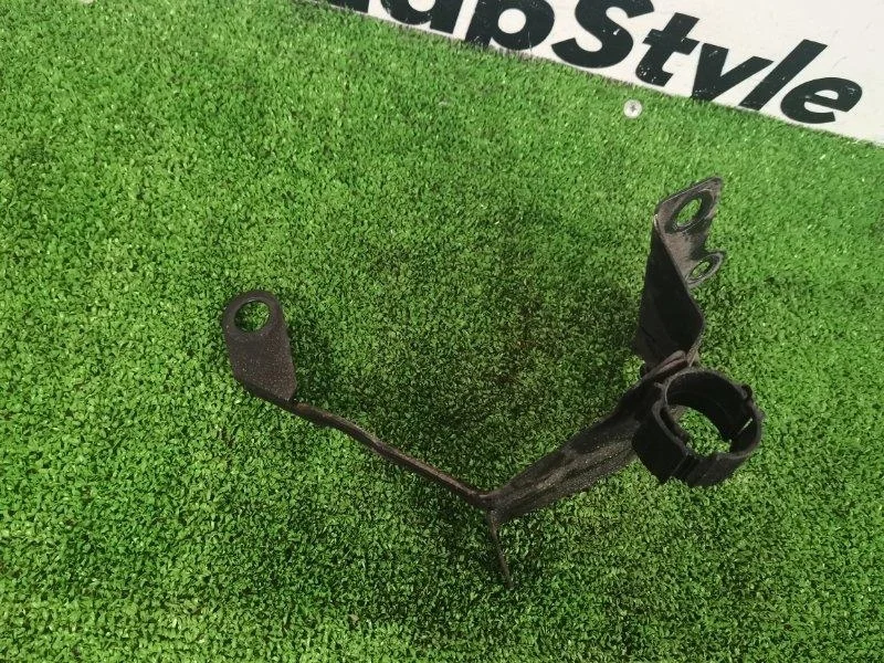 Кронштейн бачка гидроусилителя руля Ford Focus 2 2010