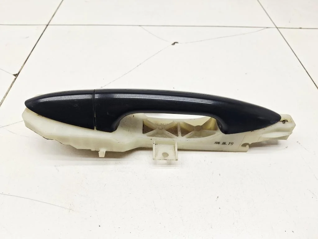 Ручка двери передней наружная правая Hyundai Solaris 1 2016 RB