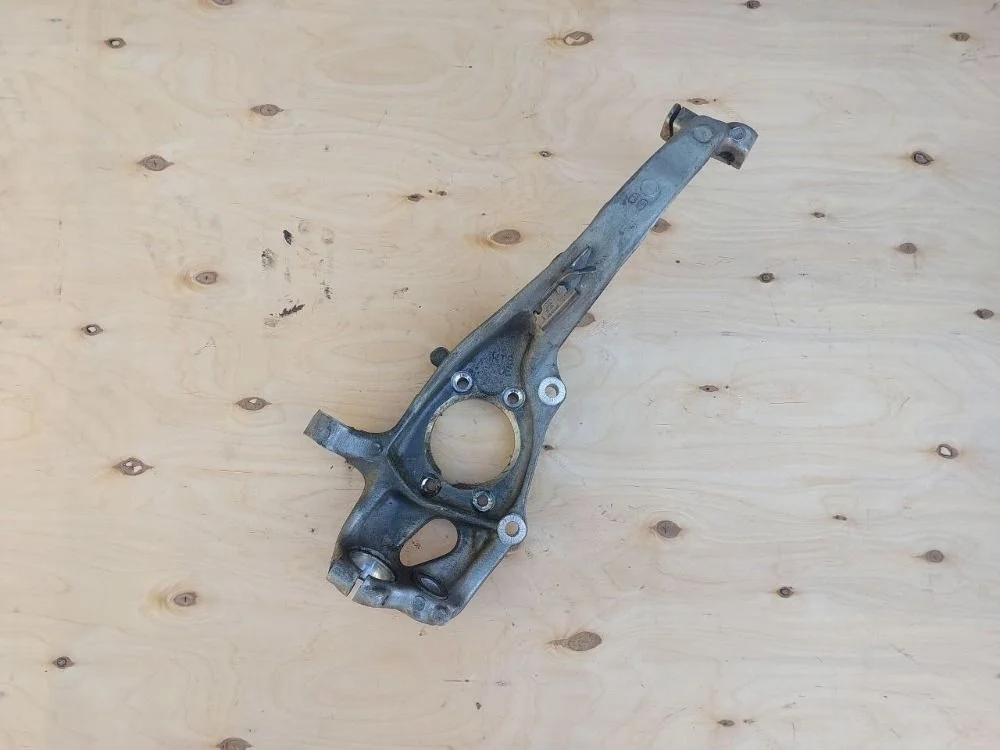 Кулак поворотный передний правый Audi A6 C7 (2011—2014)