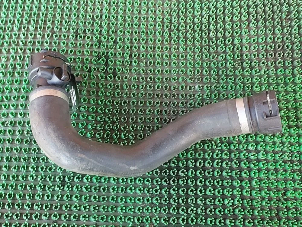 Патрубок системы охлаждения Audi A6 C6 (2004—2008)