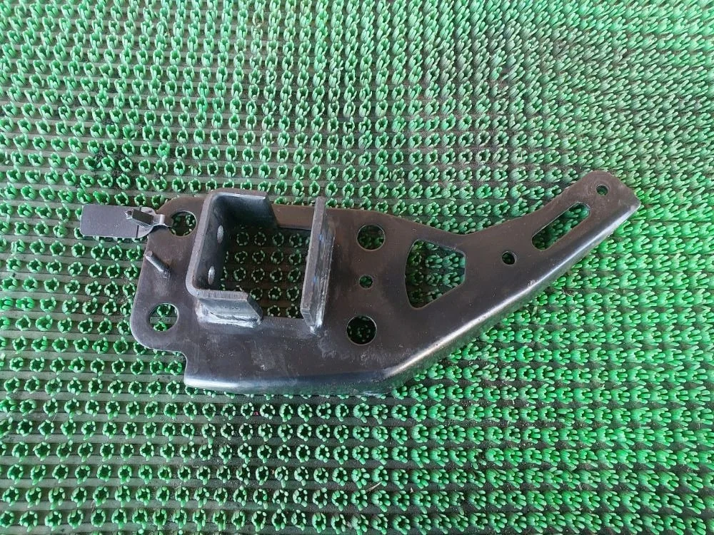 Кронштейн усилителя переднего бампера правый Audi A6 C6 (2004—2008)