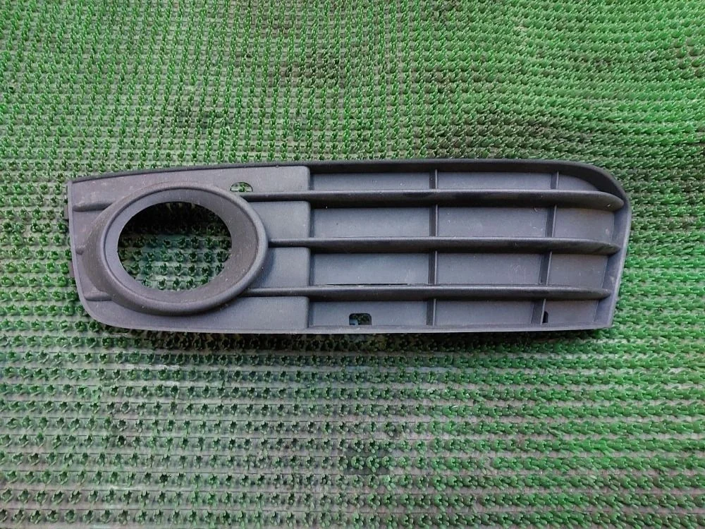 Решетка на противотуманную фару Audi A4 B8 (2007—2012)