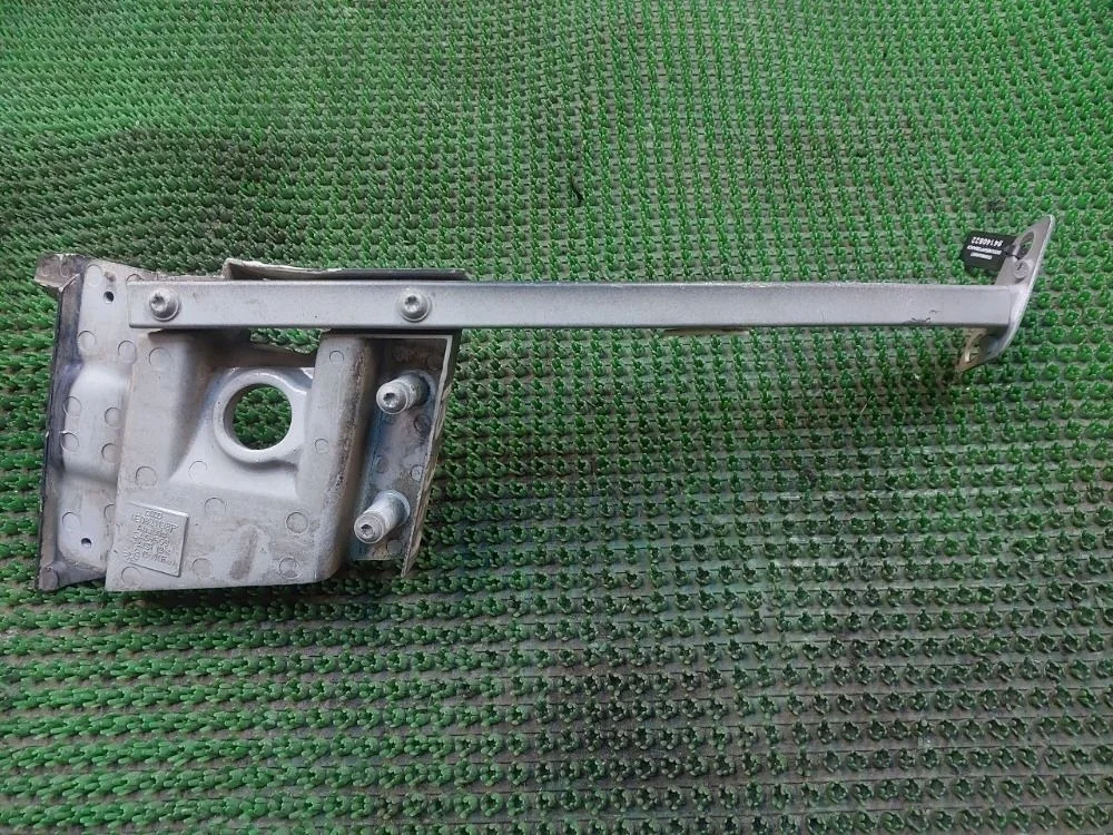 Кронштейн крепления крыла Audi A8 D3 рестайлинг 2 (2007—2010)