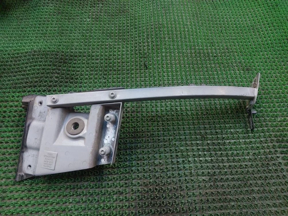 Кронштейн крепления крыла Audi A8 D3 рестайлинг (2005—2007)