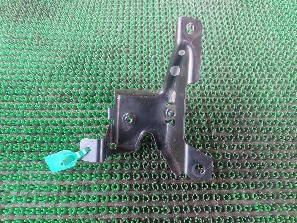 Кронштейн замка капота Audi A8 D4 (2010—2014)