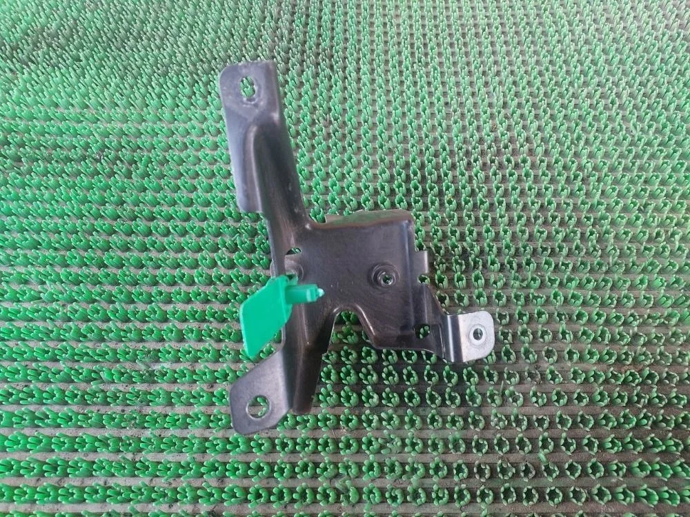 Кронштейн замка капота Audi A8 D4 (2010—2014)