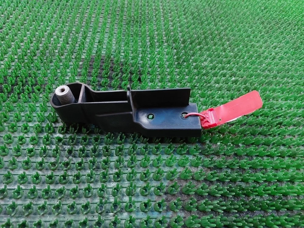 Кронштейн переднего бампера правый Audi A6 C6 (2004—2008)