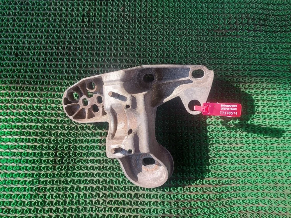 Кронштейн опоры двигателя Audi A4 B7 (2004—2009)