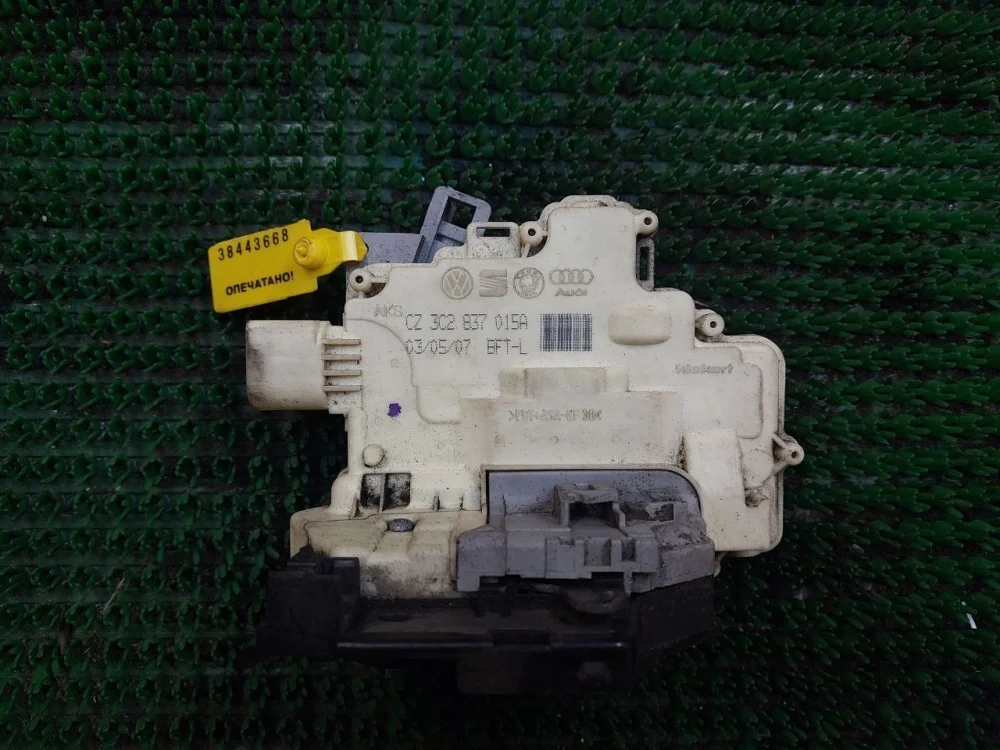 Замок двери передней левой Audi Q7 4L (2005—2009)