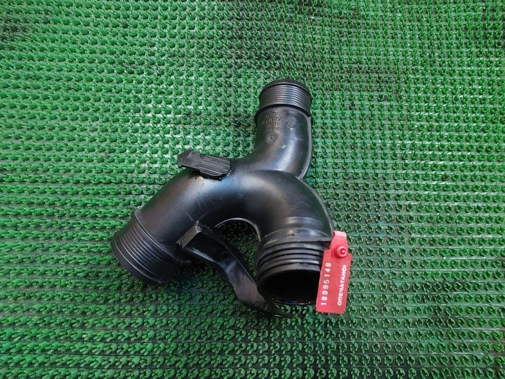 Тройник системы охлаждения Audi Q7 4L (2005—2009)