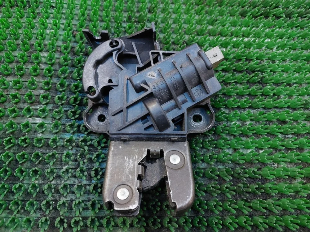 Замок крышки багажника Audi A8 D3 (2002—2005)