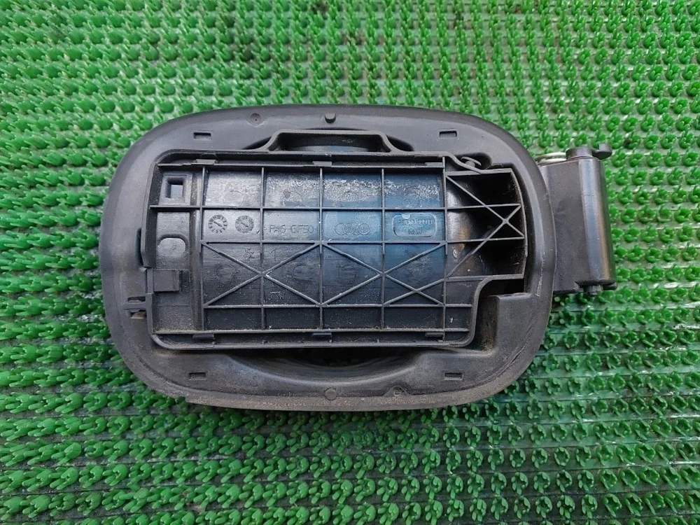 Ниша лючка бензобака Audi A6 C6 (2004—2008)