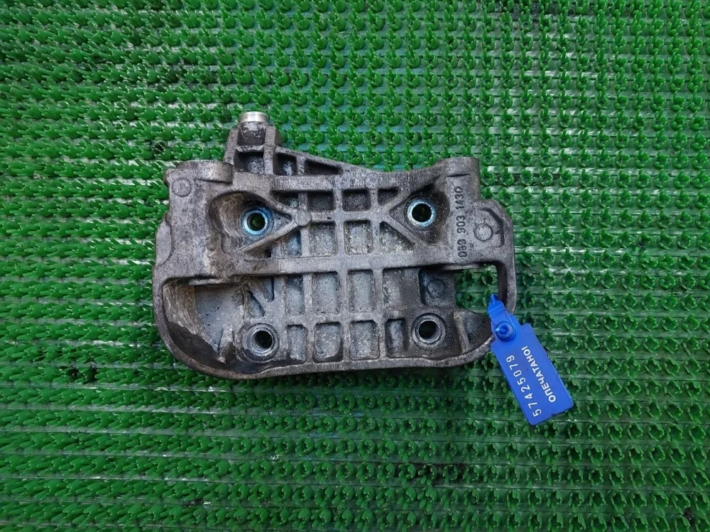 Кронштейн генератора Audi Q7 4L (2005—2009)