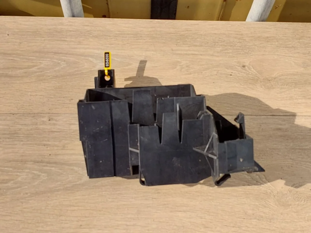 Кронштейн блока управления двигателем Audi S6 C6 (2006—2008)