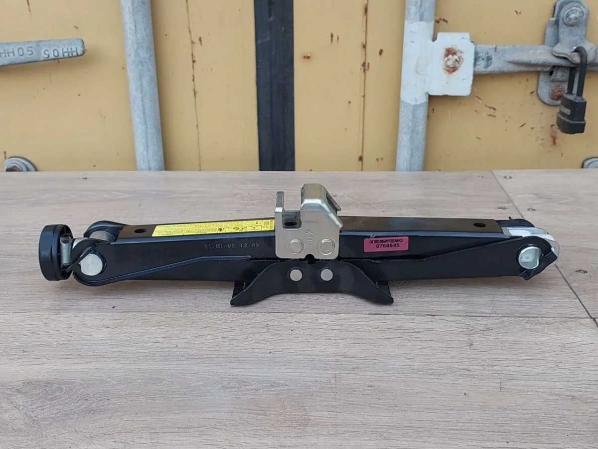 Домкрат Audi A4 B8 (2007—2012)