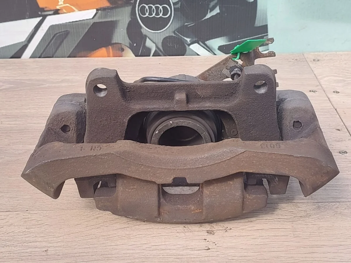 Суппорт тормозной передний левый Audi A6 C6 (2004—2008)