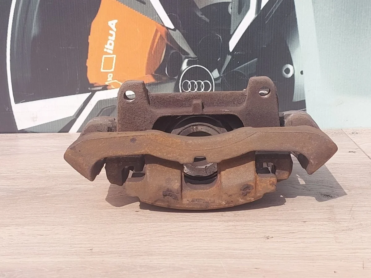 Суппорт тормозной передний левый Audi A6 C6 (2004—2008)