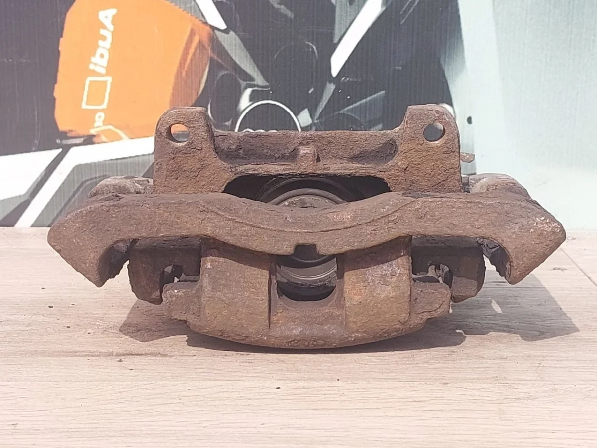 Суппорт тормозной передний левый Audi A6 C6 (2004—2008)