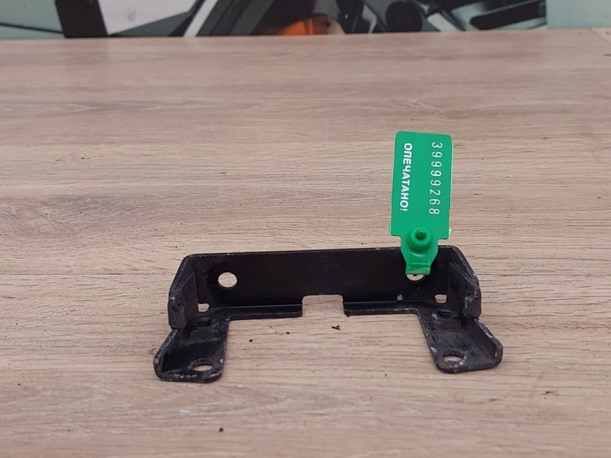 Кронштейн замка капота Audi A8 D3 (2002—2005)