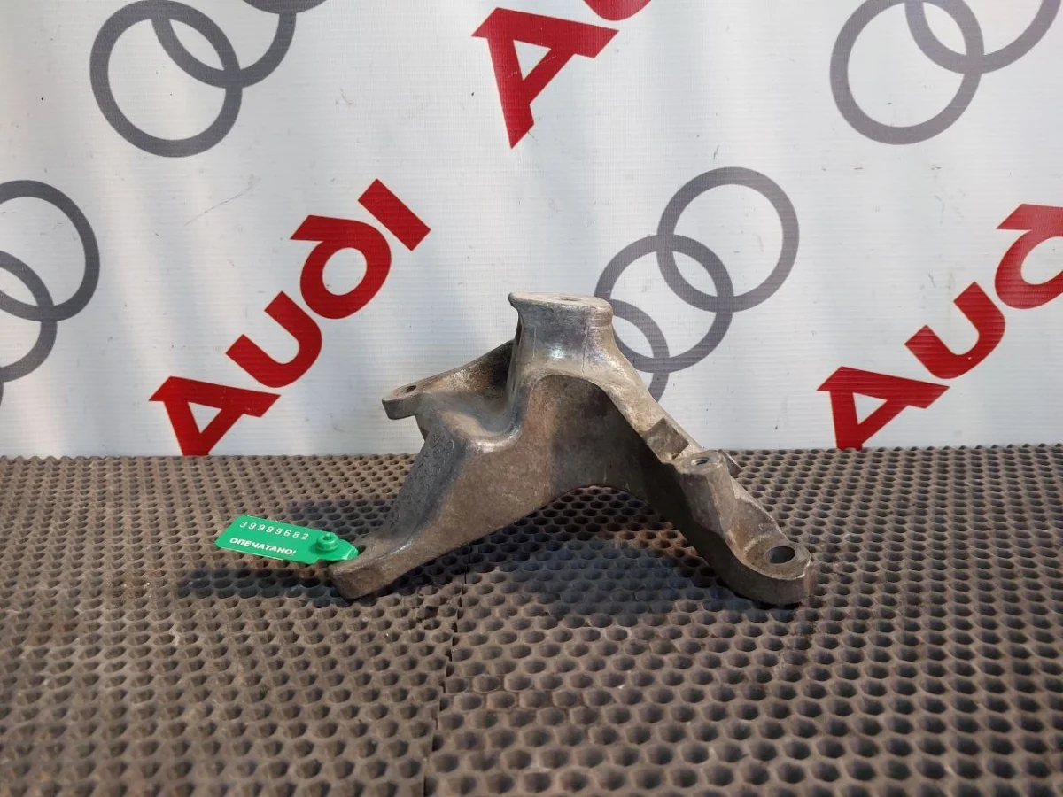 Кронштейн двигателя Audi A8 D4 (2010—2014)